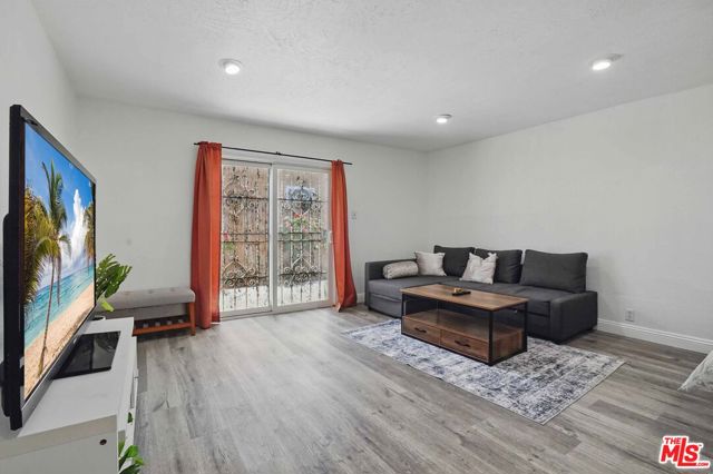 2108 Hauser Boulevard, Los Angeles CA: https://media.crmls.org/mediaz/2c72faa1-cf76-414c-9afc-a10c5b405021.jpg