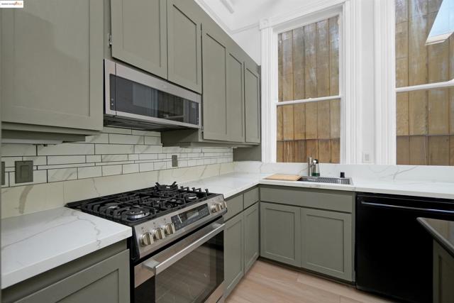 2654 Bush St, San Francisco CA: https://media.crmls.org/mediaz/2c730470-32cb-4bf9-a1cf-3fd704564fd8.jpg