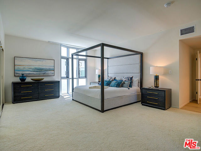 5205 Ocean Front Walk, Marina del Rey CA: https://media.crmls.org/mediaz/2c731d2b-557a-4daa-8cdb-7dd53304324d.jpg