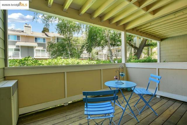 2587 Oak Rd, Walnut Creek CA: https://media.crmls.org/mediaz/2c742466-e9fc-4393-a182-3d31fc1af72f.jpg