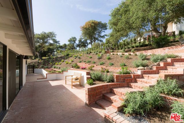 1060 Monte Drive, Santa Barbara CA: https://media.crmls.org/mediaz/2c74e51d-32d8-4cd7-9583-31803c587571.jpg