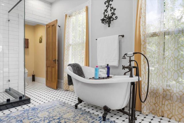 223 N Oregon Street, Yreka CA: https://media.crmls.org/mediaz/2c75b4c7-798e-4e8b-bf64-04fa2274ecf4.jpg