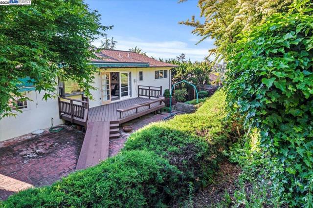 3554 Arcadian Ct, Castro Valley CA: https://media.crmls.org/mediaz/2c76c6c9-c202-4912-abc1-6c2babd556a9.jpg