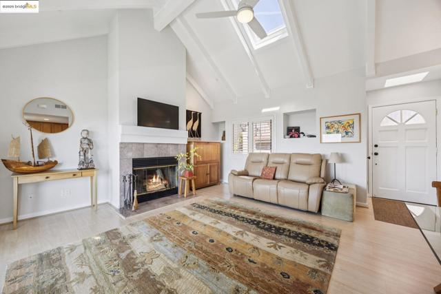 40 Spy Glass Hill, Oakland CA: https://media.crmls.org/mediaz/2c777480-c01a-4fcd-8701-ff19e7699256.jpg