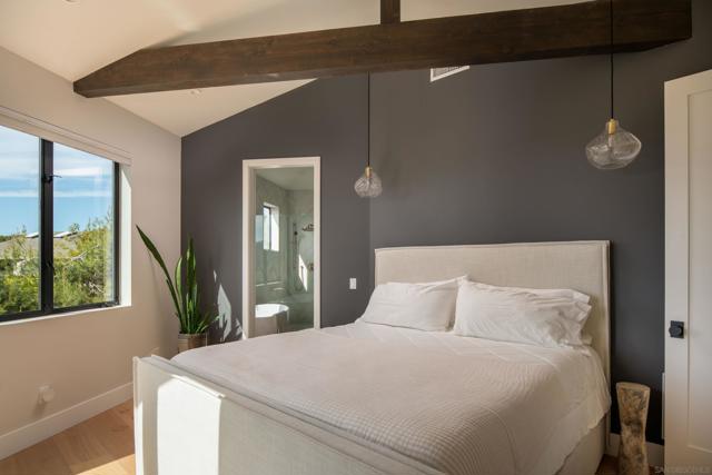 12994 Via Esperia, Del Mar CA: https://media.crmls.org/mediaz/2c77a136-76c5-4135-96f1-e30fa639463f.jpg