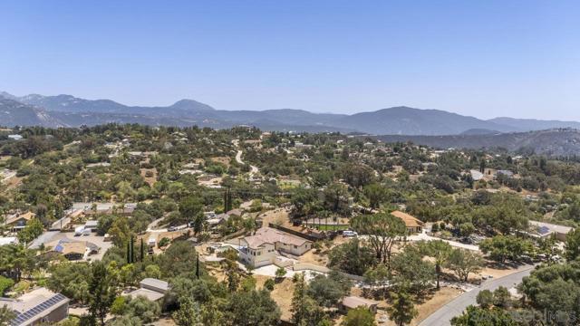 2047 Via Del Torrie, Alpine CA: https://media.crmls.org/mediaz/2c77aeb0-6a36-4b9f-8743-ba110d059996.jpg