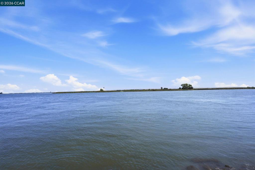 https://media.crmls.org/mediaz/2c77d4eb-c287-44bf-9878-057bf7df040b.jpg?preset=X-Large