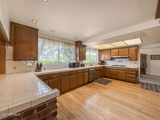136 Erten Street, Thousand Oaks CA: https://media.crmls.org/mediaz/2c77db19-d793-46dc-ba4d-68eddbff4e5d.jpg