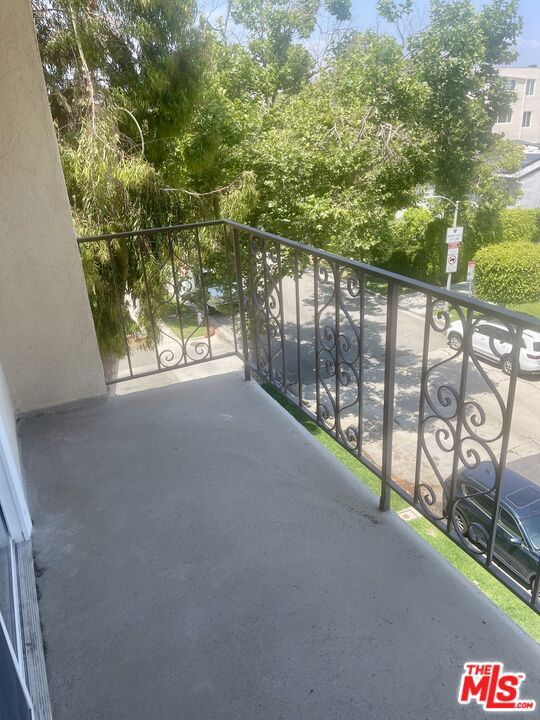 1097 S Bedford Drive, Los Angeles CA: https://media.crmls.org/mediaz/2c780f45-12fc-4b3e-b0a5-ccd1d0e493dd.jpg