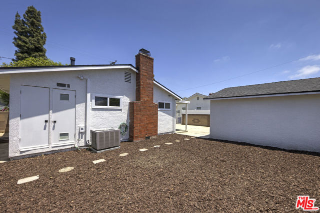 21109 Longworth Avenue, Lakewood CA: https://media.crmls.org/mediaz/2c789eb7-85a1-4e9c-819b-1e5821d9ef18.jpg