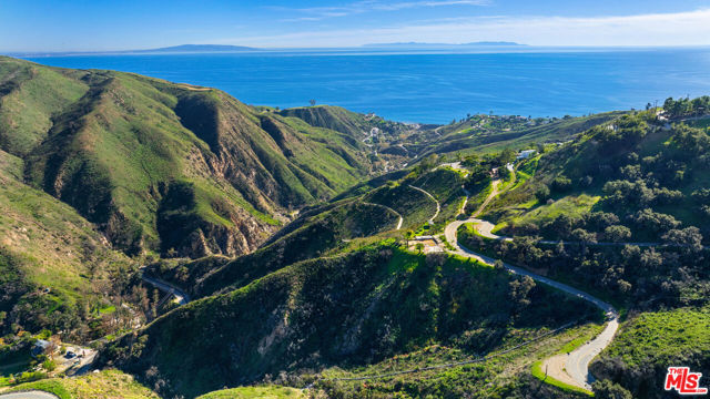 2700 Hume Road, Malibu CA: https://media.crmls.org/mediaz/2c78d855-6323-4936-8fe1-0ee36c352656.jpg