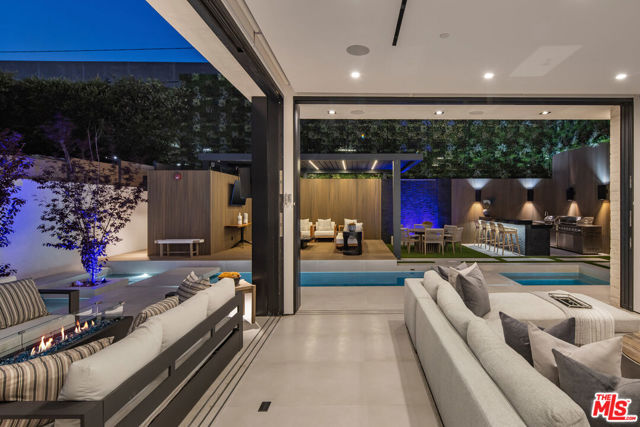 137 S Wetherly Drive, Beverly Hills CA: https://media.crmls.org/mediaz/2c797f1e-a755-4b52-863d-b91711c93694.jpg