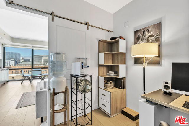 400 S Broadway, Los Angeles CA: https://media.crmls.org/mediaz/2c79b126-cbc8-4905-9c78-e19dc114d3a1.jpg