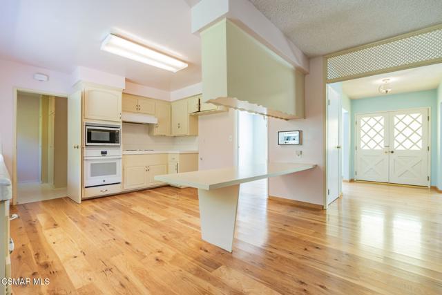 2085 Rayshire Street, Thousand Oaks CA: https://media.crmls.org/mediaz/2c7ab162-c761-4408-90be-269b46a8ac59.jpg