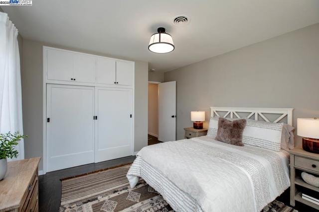 1366 Hansen Ave, Alameda CA: https://media.crmls.org/mediaz/2c7b8017-180c-4fa6-a023-df094a150f39.jpg