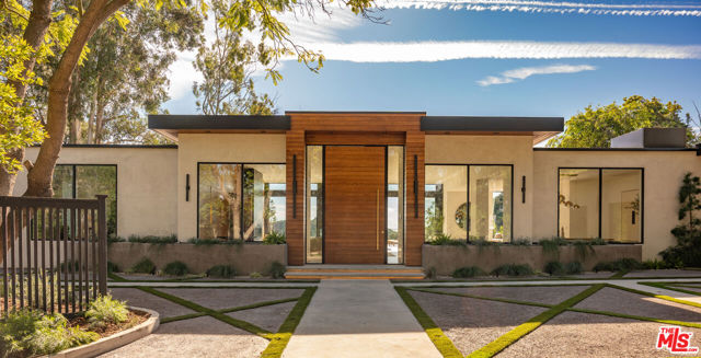 12752 Mulholland Drive, Beverly Hills CA: https://media.crmls.org/mediaz/2c7c16c0-5a98-4f4d-9f58-15f0165c05f9.jpg