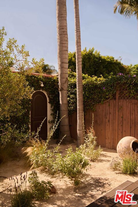 337 N Croft Avenue, Los Angeles CA: https://media.crmls.org/mediaz/2c7c39bb-3a4e-40e6-9dfc-b0f696031d91.jpg