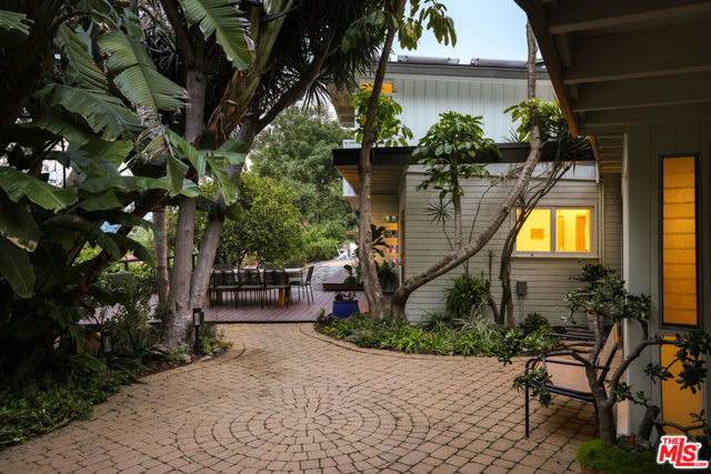 7349 Pacific View Drive, Los Angeles CA: https://media.crmls.org/mediaz/2c7c9efe-f4e3-4d0a-9e32-0c9396e6c5d4.jpg