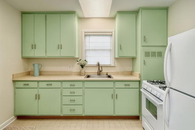 27602762 Byron Street, Palo Alto CA: https://media.crmls.org/mediaz/2c7cd917-b634-4826-a9ee-2b652f3d21e5.jpg