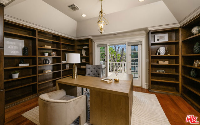 5404 Topeka Drive, Tarzana CA: https://media.crmls.org/mediaz/2c7d7a5d-88be-48c0-b7d2-aaa1e44dbd5b.jpg