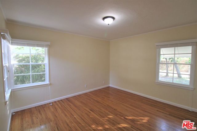 11410 Aqua Vista Street, Studio City CA: https://media.crmls.org/mediaz/2c7eb204-abc2-4d4f-8936-612a37d07478.jpg