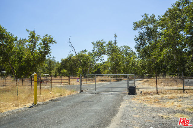 10880 Creek Road, Ojai CA: https://media.crmls.org/mediaz/2c7ee76a-dc62-4a2c-9ce9-af84f54de9de.jpg