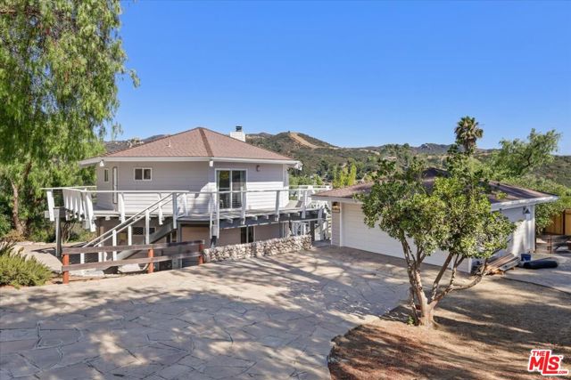 1746 Deerhill Trail, Topanga CA: https://media.crmls.org/mediaz/2c7f4d52-15f3-4c2f-bbc4-1cc65165c0ed.jpg