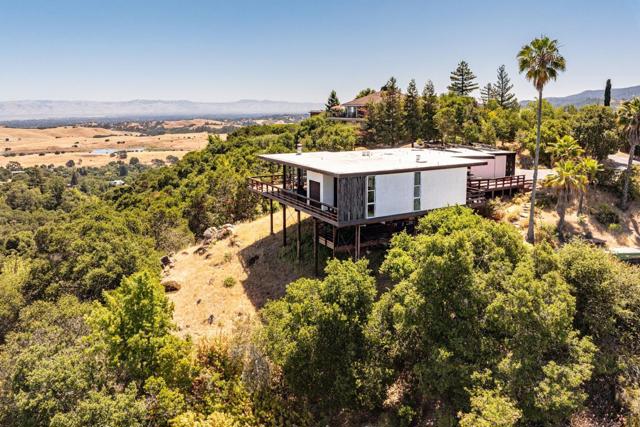 30 Pine Ridge Way, Portola Valley CA: https://media.crmls.org/mediaz/2c7fa723-5d37-4151-b0e6-a9edbb68ca3a.jpg