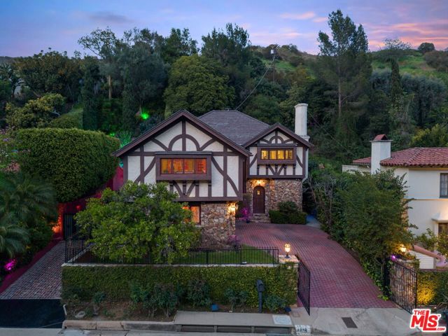 1610 N Beverly Drive, Beverly Hills CA: https://media.crmls.org/mediaz/2c7fe017-8c7f-4686-afb3-e3be40d0358b.jpg