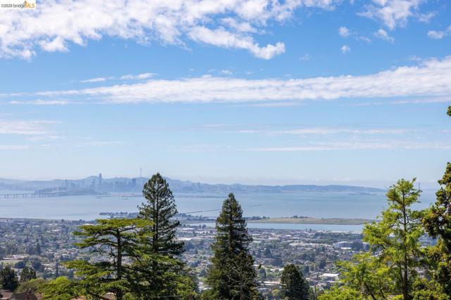 636 Euclid Ave, Berkeley CA: https://media.crmls.org/mediaz/2c80c21c-0a6d-439f-9a70-0af3d82dfa21.jpg