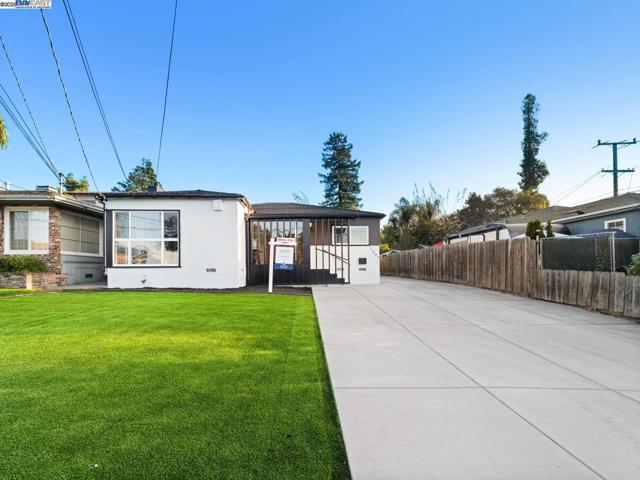 1607 Ward St, Hayward CA: https://media.crmls.org/mediaz/2c81c8ac-a9cc-4db7-8fe0-0a174895852a.jpg