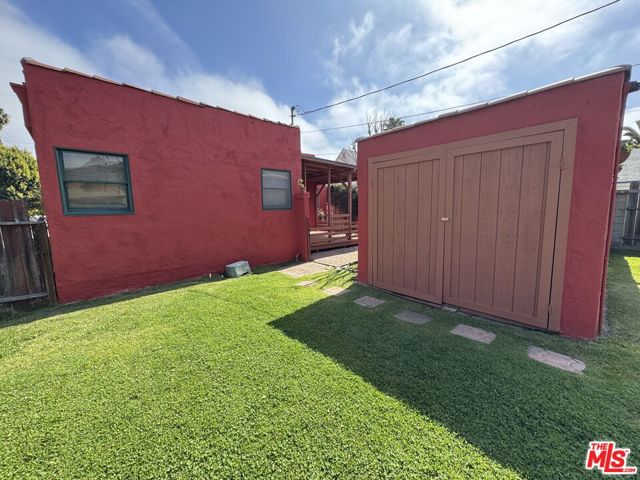 2437 Granville Avenue, Los Angeles CA: https://media.crmls.org/mediaz/2c81fe06-8480-4b25-a3cc-a9d6ac954fc4.jpg