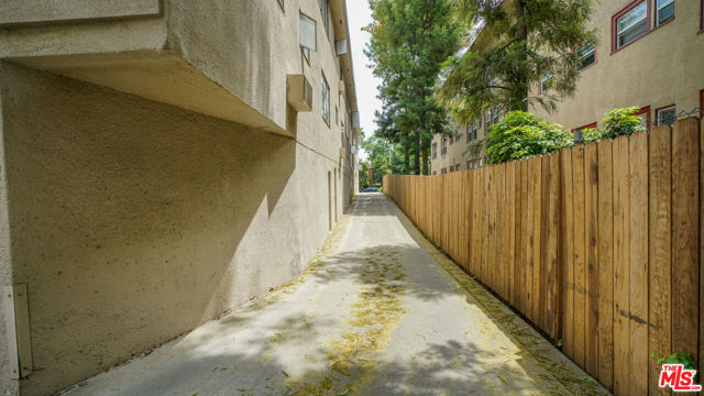 275 S Marengo Avenue, Pasadena CA: https://media.crmls.org/mediaz/2c8293a9-206c-4f79-ae6c-f68a63780bca.jpg