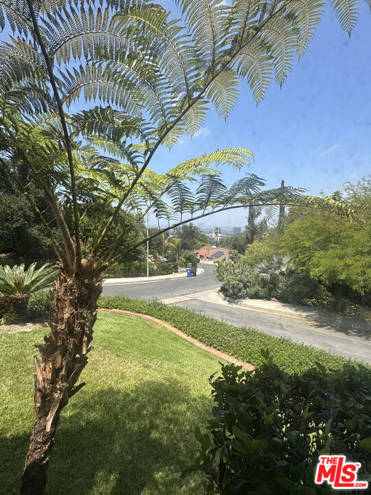 https://media.crmls.org/mediaz/2c82eddb-503e-45b1-aba3-714000027e79.jpg?preset=X-Large
