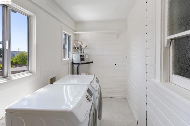 1539 E 38Th St, Oakland CA: https://media.crmls.org/mediaz/2c8345c7-47ce-47dd-92a9-62cb6a706549.jpg
