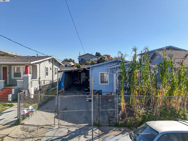 1506 52nd Ave, Oakland CA: https://media.crmls.org/mediaz/2c83b21b-38c8-472a-bbda-88f9965fbc7b.jpg