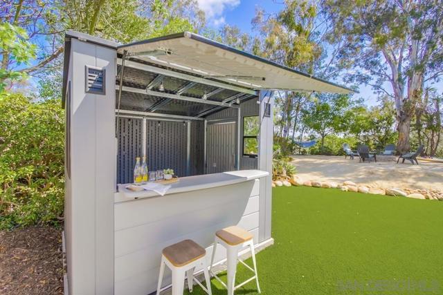 3987 Dalles Ave, San Diego CA: https://media.crmls.org/mediaz/2c86034a-450d-4805-9140-4c111e267e02.jpg
