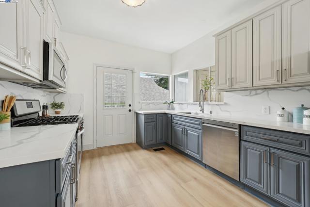 2155 42nd Ave, Oakland CA: https://media.crmls.org/mediaz/2c8624ac-db15-45eb-b1bf-cd4acd115690.jpg