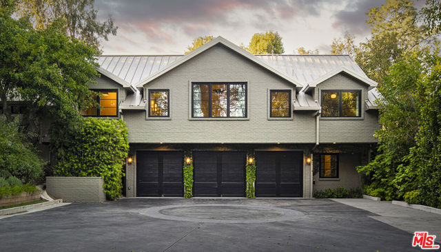 2627 Benedict Canyon Drive, Beverly Hills CA: https://media.crmls.org/mediaz/2c878332-082f-4ca8-8785-c33fbb6df28e.jpg