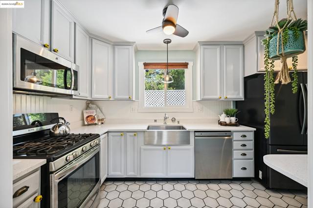3316 Coolidge Ave, Oakland CA: https://media.crmls.org/mediaz/2c87bb5c-603d-46fd-8fb3-3e969359241f.jpg