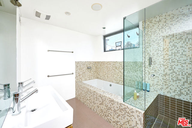 122 Mildred Avenue, Venice CA: https://media.crmls.org/mediaz/2c884c31-1721-48ec-b135-add16b16b490.jpg