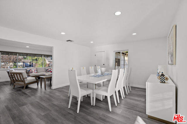 18352 Donmetz Street, Porter Ranch CA: https://media.crmls.org/mediaz/2c88838b-0d08-40cd-b0cd-79f1eede5716.jpg