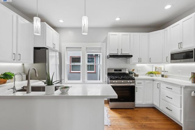 3206 Garfield Ave, Alameda CA: https://media.crmls.org/mediaz/2c889ea4-5baf-4342-8bc8-8ecaacc7f8c3.jpg