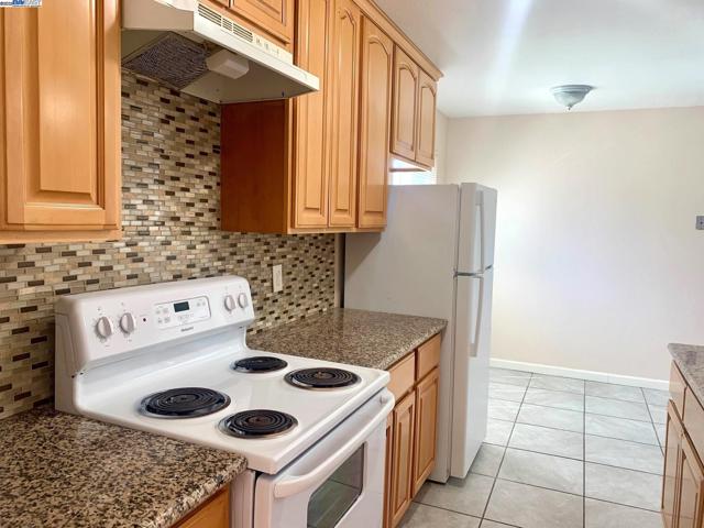 20240 Wisteria St, Castro Valley CA: https://media.crmls.org/mediaz/2c89284b-297d-4042-bbb6-bcc1b65b4c20.jpg
