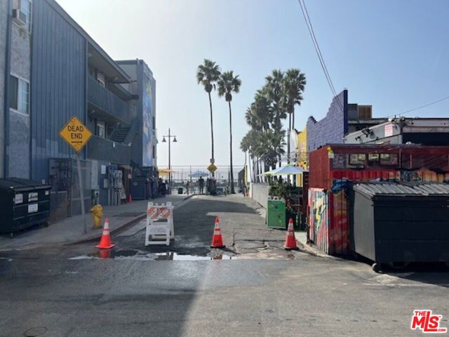 23 19th Avenue, Venice CA: https://media.crmls.org/mediaz/2c89ea23-63f1-421f-b3fa-b58003ebf1ed.jpg