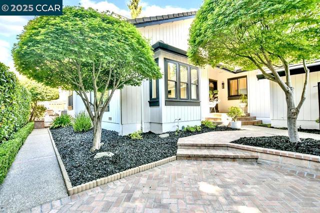959 Redwood Dr, Danville CA: https://media.crmls.org/mediaz/2c8a2e1e-746d-4eb1-88b0-ffbaaf8ba816.jpg