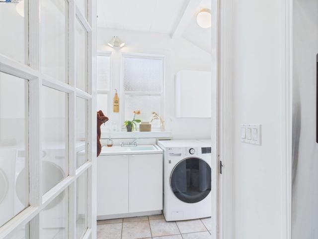 1709 Myrtle St, Oakland CA: https://media.crmls.org/mediaz/2c8b3985-ea2d-47fa-83db-3887f1937672.jpg