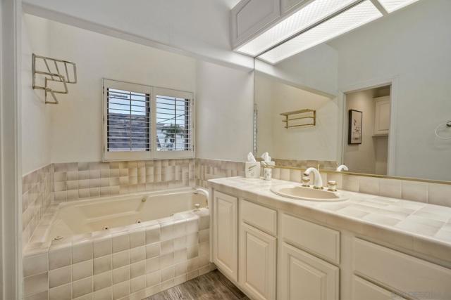 7635 Draper Avenue, La Jolla CA: https://media.crmls.org/mediaz/2c8b5916-acc3-4867-96e3-920ca1e2f8fc.jpg