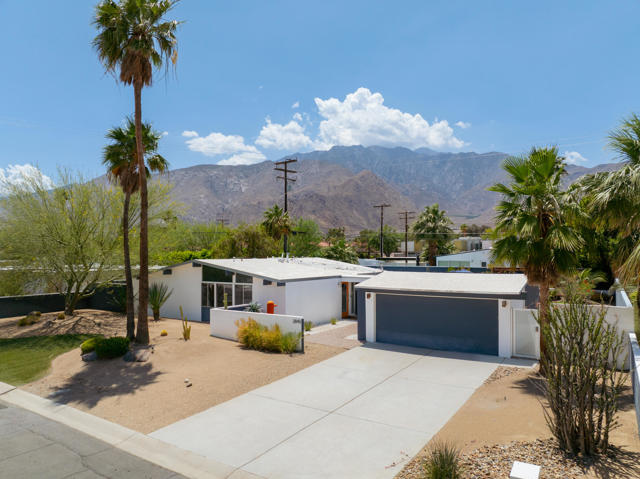 2845 E Wyman Drive, Palm Springs CA: https://media.crmls.org/mediaz/2c8bd488-55c2-468e-b06b-a009beaf822b.jpg