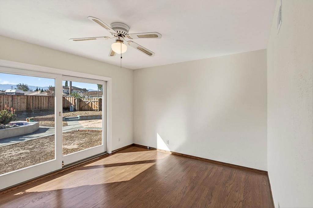 https://media.crmls.org/mediaz/2c8bf0bb-bd50-4fc0-adcf-5db51e42f879.jpg?preset=X-Large